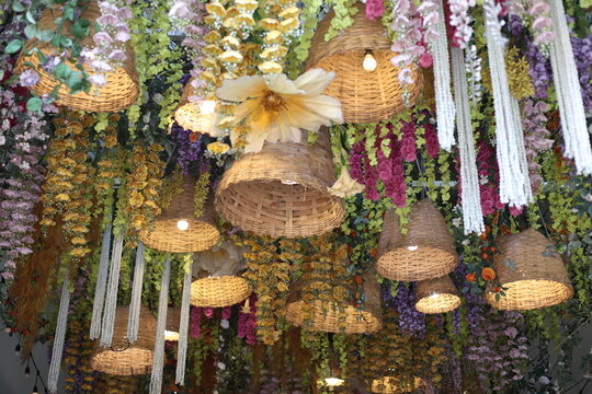 D&eacute;coration florale suspendue avec lanternes artisanales tropicales