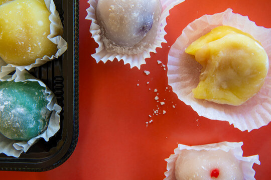 Mochi on red