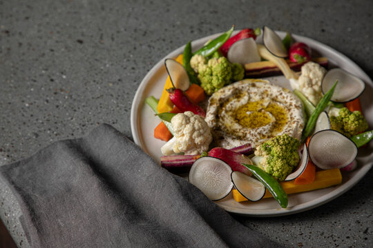 Hummus plate with fresh vegetebles