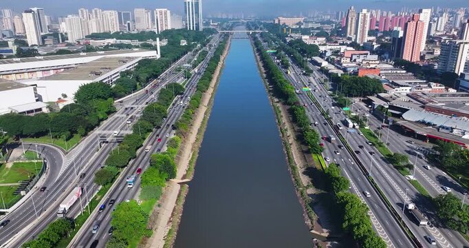 Vista a&eacute;rea da Marginal Tiet&ecirc; e Rio Tiet&ecirc; - S&atilde;o Paulo - Aerial view of Marginal Tiete highway and river, logistics and traffic in Sao Paulo - 4K drone footage