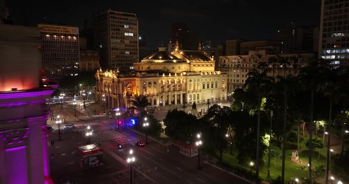 Vista a&eacute;rea do Teatro Municipal de S&atilde;o Paulo - Arquitetura Cl&aacute;ssica - Aerial view of the Municipal Theatre of Sao Paulo, iconic historic opera house - 4K drone footage