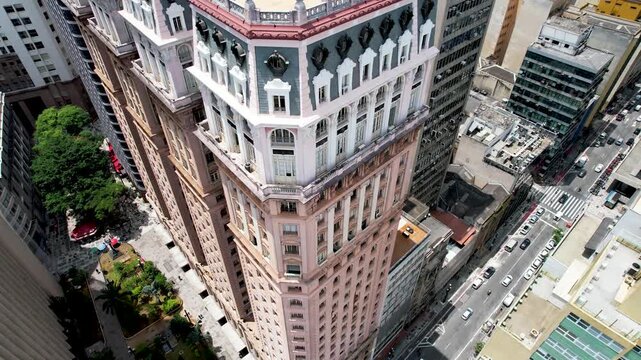 Panorama da metr&oacute;pole: Densidade e arquitetura no Centro de S&atilde;o Paulo - Aerial view of Sao Paulo downtown skyscrapers and urban density - 4K drone footage