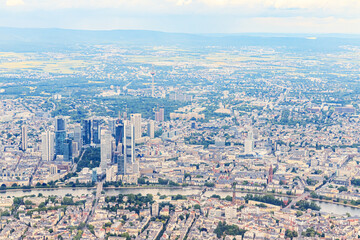 Obraz premium View of the skyline and river in Frankfurt from above on a clear day with green fields in the distance