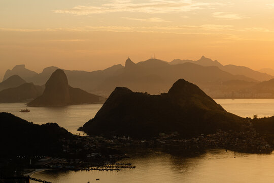 Final de tarde na Ba&iacute;a de Guanabara com montanhas do Rio de Janeiro, Brasil
