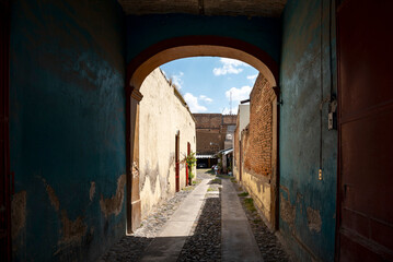 Obraz premium calle, arquitectura, viejo, gemas, edificio, arco, antiguas, callejuela, puerta, italia, poblado, muro, casa, angosta, house of god, pueblo, medieval, cristaleras, viajando, ciudad, italiana, antigüed