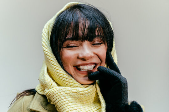 Mujer blanca en traje de invierno