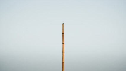 Naklejka premium Minimalist Bamboo Pole Against a Soft Sky