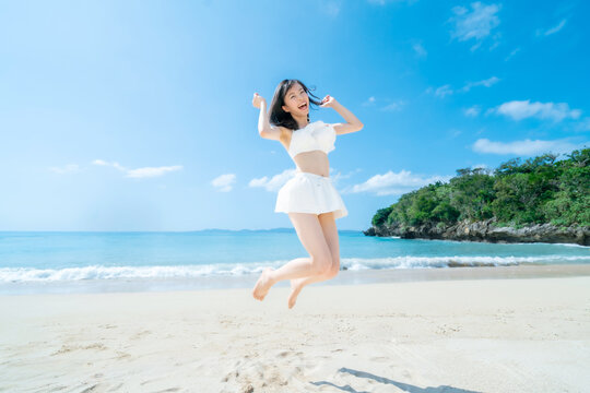 ジャンプ　ビキニを着た女性　ビーチ