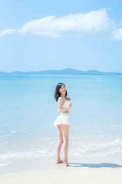 水着の女性　ビーチ　海