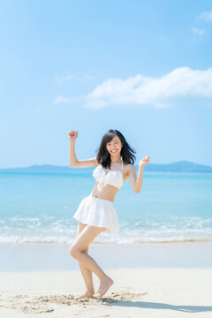 ビキニを着た女性　ビーチ　海