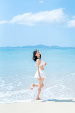 水着の女性　ビーチ　海
