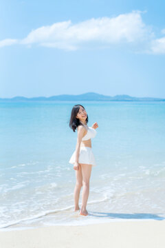 水着の女性　ビーチ　海