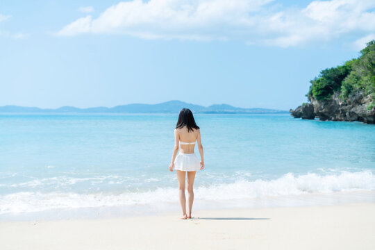 ビキニの女性　ビーチ　海