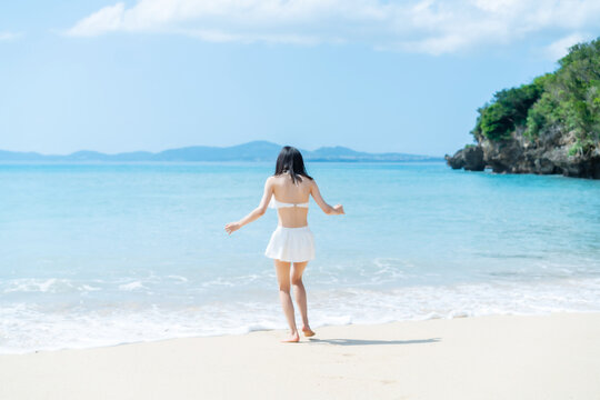 ビキニの女性　ビーチ　海