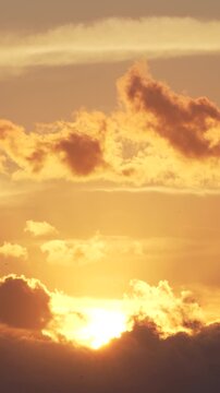 春の夕焼け空の雲_10bit_4:2:2