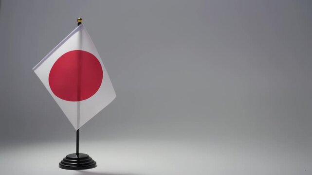 小さな日本国旗と余白が映える柔らかな光の祝日イメージ