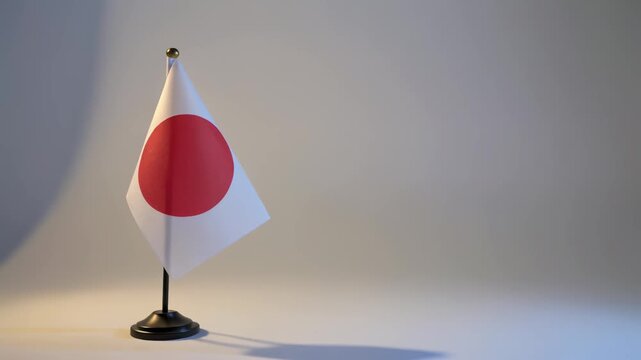 小さな日本国旗と余白が映える柔らかな光の祝日イメージ
