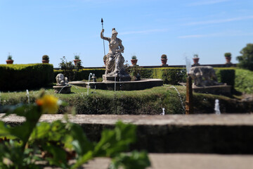 Fototapeta premium Statua della Dea Roma con lancia nella Fontana di Rometta a Villa d'Este, celebre giardino rinascimentale con giochi d'acqua e sculture storiche a Tivoli, patrimonio UNESCO