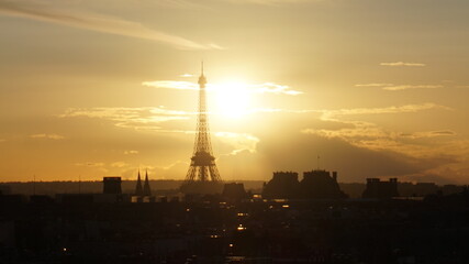 Naklejka premium Golden sunset silhouette of the Eiffel Tower over the Paris skyline