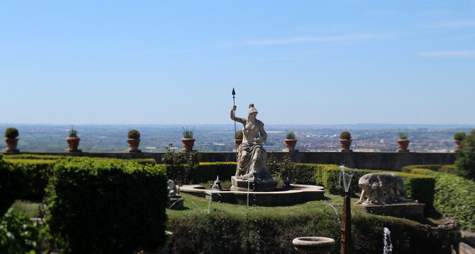 Statua della Dea Roma con lancia nella Fontana di Rometta a Villa d'Este, celebre giardino rinascimentale con giochi d'acqua e sculture storiche a Tivoli, patrimonio UNESCO