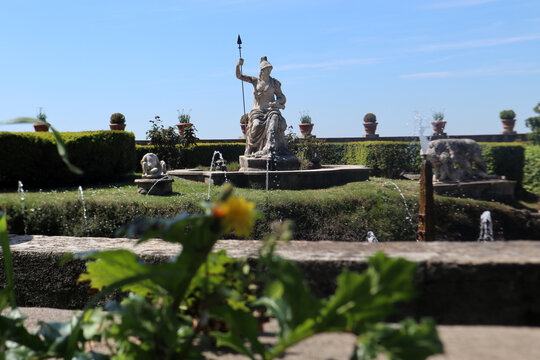 Tivoli, Roma, Italia - Veduta panoramica della Fontana della Rometta a Villa d'Este con la statua centrale della Dea Roma armata, circondata da giardini e affacciata sulla pianura laziale