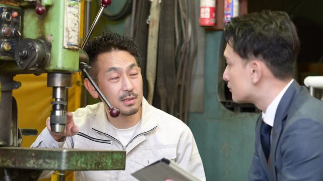 製造業の機械のメンテナンスや新しい機械の購入(設備投資)や融資などを説明する作業員と営業マン　中小企業の工場のdxの商談イメージの動画