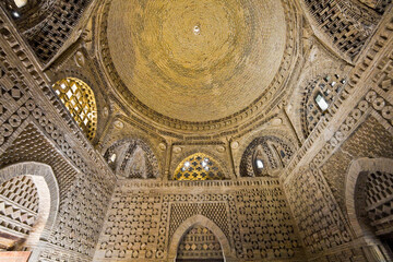 Fototapeta premium UZBEKISTAN - INTERIOR OF THE ISMAIL SAMANI MAUSOLEUM IN BUKHARA,