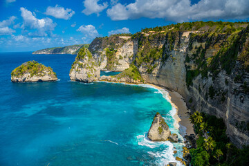 Fototapeta premium Breathtaking view of Diamond Beach, Nusa Penida Island near Lembongan off Bali, Indonesia. Wider Angle