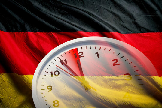Flagge von Deutschland und eine Uhr 5 vor 12 als Symbol f&uuml;r die Dringlichkeit von Reformen und Ver&auml;nderungen