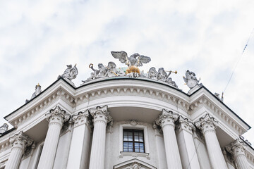Fototapeta premium Imperial Eagle and sculptures on the roof of Hofburg Palace, Vienna