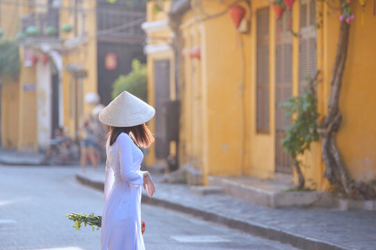 Vietnamese woman in &ldquo;Ao Dai&rdquo; traditional dress of vietnam