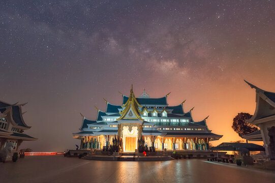 Milky way with the temple "Wat Pa Phu Kon" in Udon Thani, Thaila