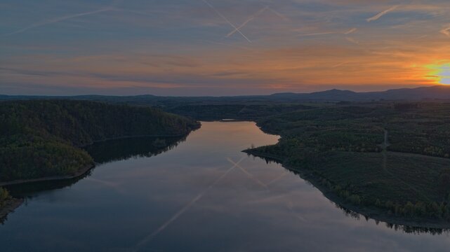 Rappbodetalsperre bei Sonnenuntergang. Vogelperspektive. 