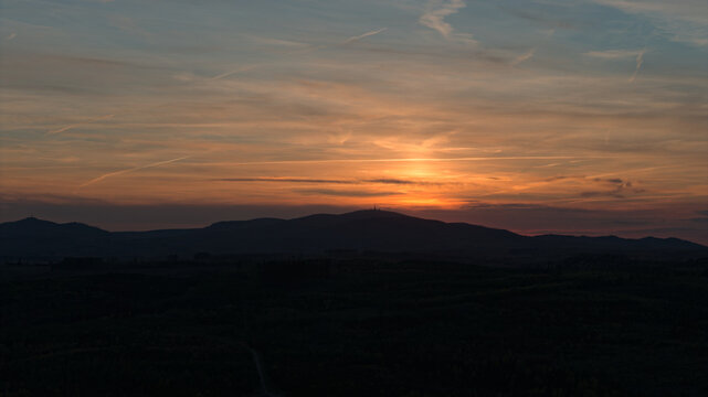 Brocken bei Sonnenuntergang. Vogelperspektive. 