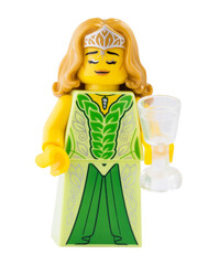 Naklejka premium Dortmund - Deutschland 6. Mai 2026 - Lego Minifigur Elbin mit Krone und und Glas in der Hand 