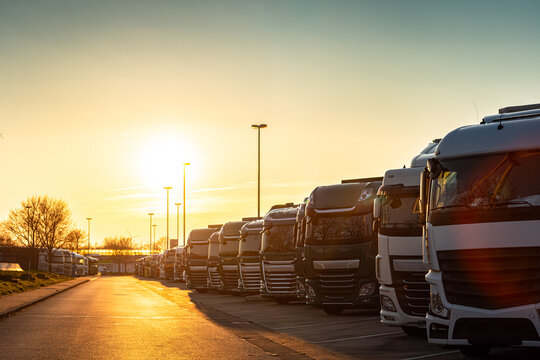 LKW Parkplatz auf einer Autobahnrastst&auml;tte
