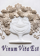 Naklejka premium Decorative wine symbol relief with grapes and