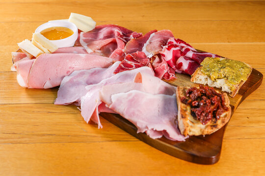 Tagliere con salumi, formaggi e bruschette servito come antipasto in un ristorante