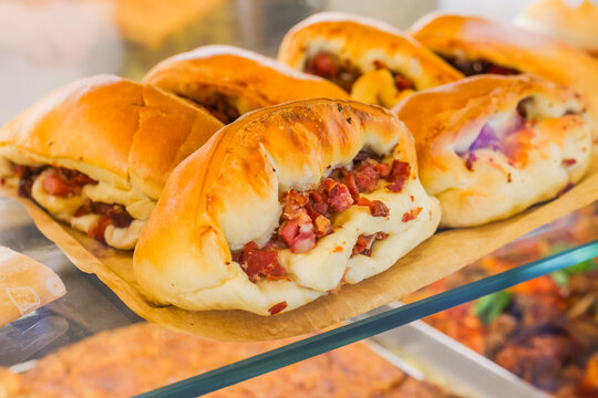 Panini napoletani appena sfornati, ripieni di salumi e formaggi, messi in vetrina e pronti per essere venduti 