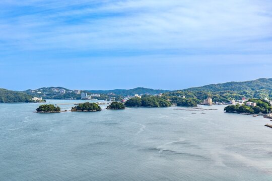 市、鳥羽湾に浮かぶ三ツ島と鳥羽市のリゾートホテル街の遠景