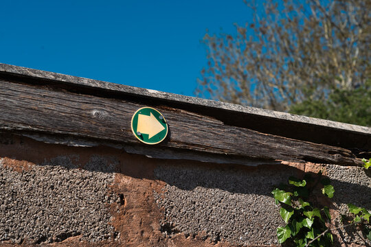 footpath arrow sign