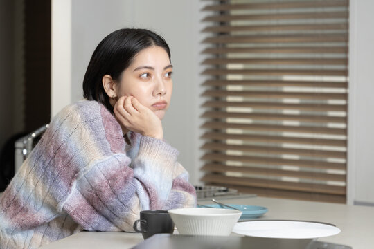 自宅でくつろぐ若い女性のライフスタイルイメージ