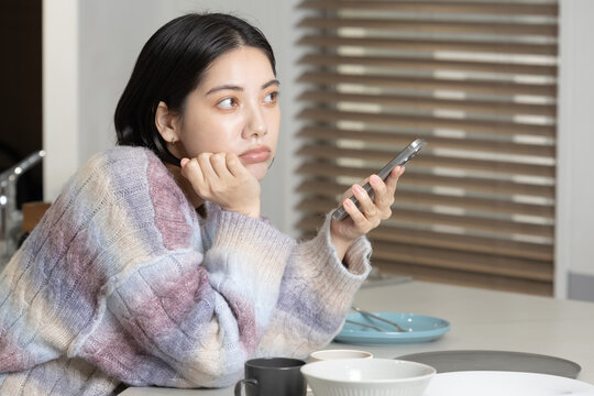 自宅でくつろぐ若い女性のライフスタイルイメージ