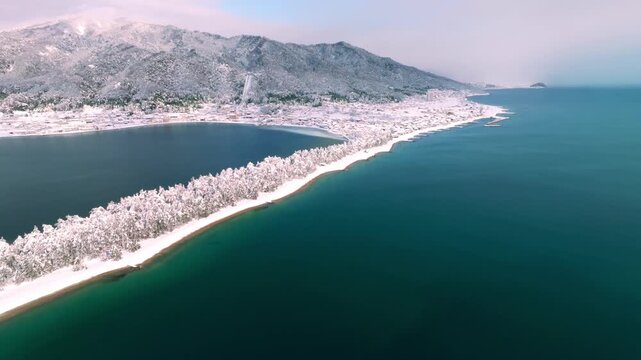 雪景色の天橋立 4Kドローン空撮 日本三景 松並木と青い海のコントラスト
