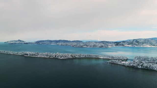 雪景色の天橋立 4Kドローン空撮 日本三景 松並木と青い海のコントラスト