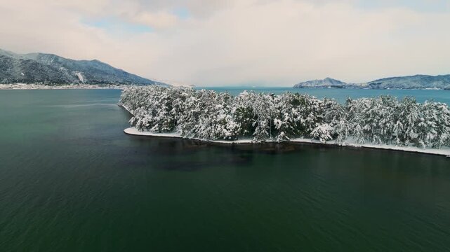 雪景色の天橋立 4Kドローン空撮 日本三景 松並木と青い海のコントラスト