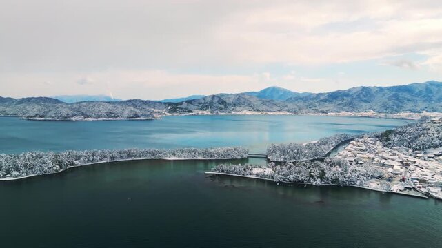 雪景色の天橋立 4Kドローン空撮 日本三景 松並木と青い海のコントラスト