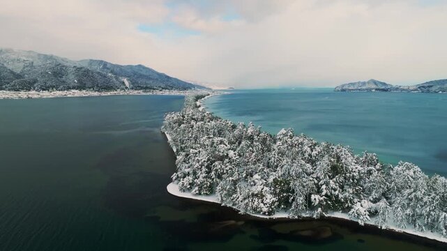 雪景色の天橋立 4Kドローン空撮 日本三景 松並木と青い海のコントラスト