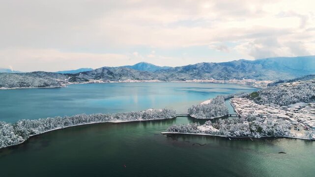雪景色の天橋立 4Kドローン空撮 日本三景 松並木と青い海のコントラスト