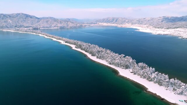 雪景色の天橋立 4Kドローン空撮 日本三景 松並木と青い海のコントラスト